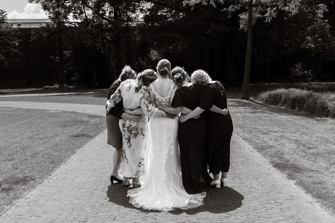 trouwfotografie van de bruid met vriendinnen