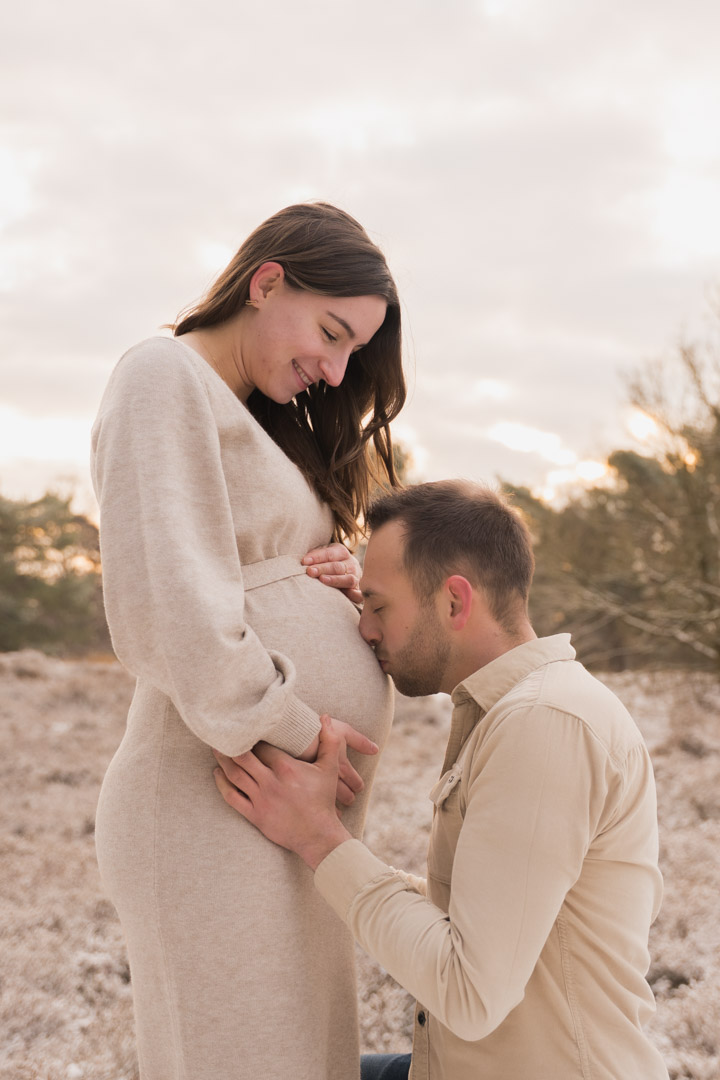 zwangerschapsfotografie met de vader die een kus geeft op de buik