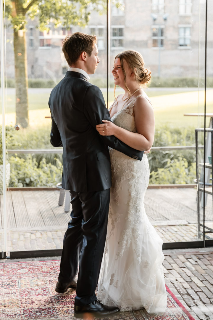 trouwfotografie, echtpaar dansend in een serre