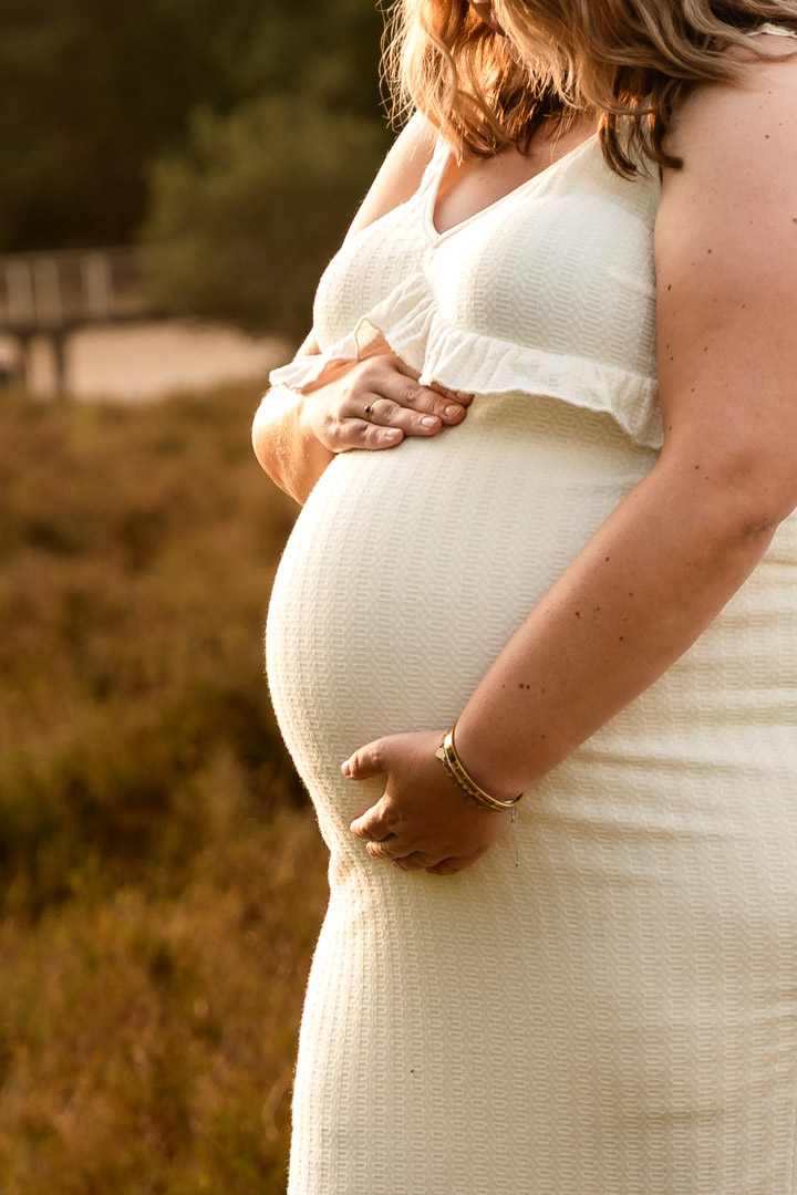 zwangerschapsfotografie in een mooie lichte jurk