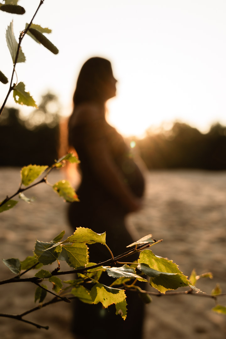 zwangerschapsfotografie onscherp door de takjes