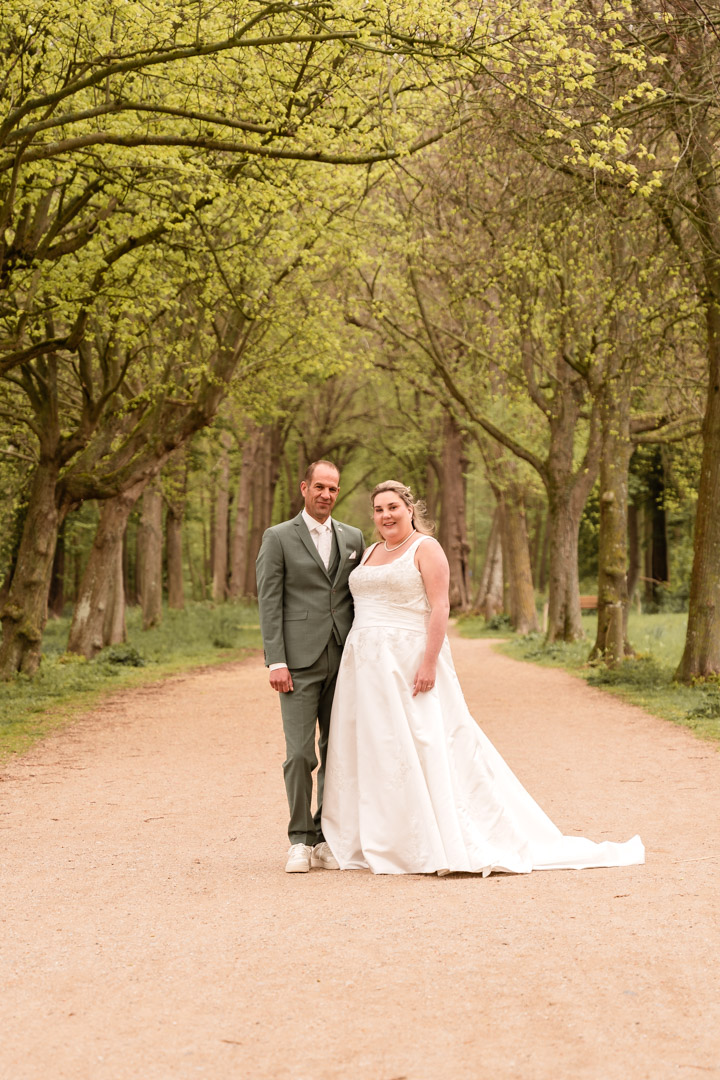 trouwfotografie echtpaar in een bomenlaan
