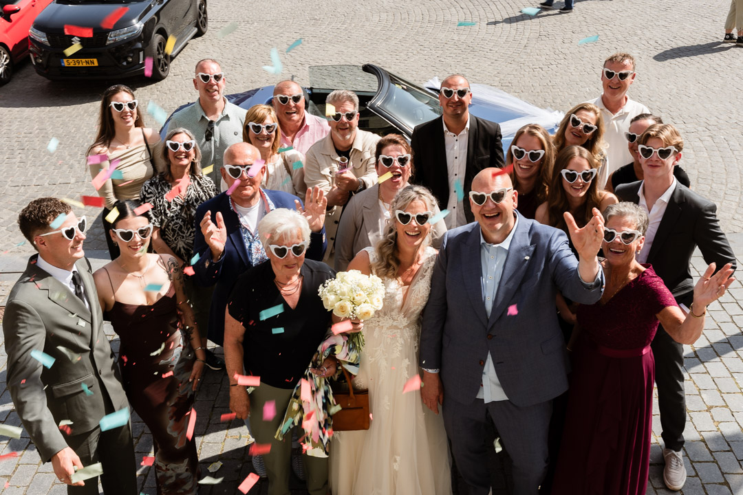 trouwfotografie van de daggasten met zonnebrillen