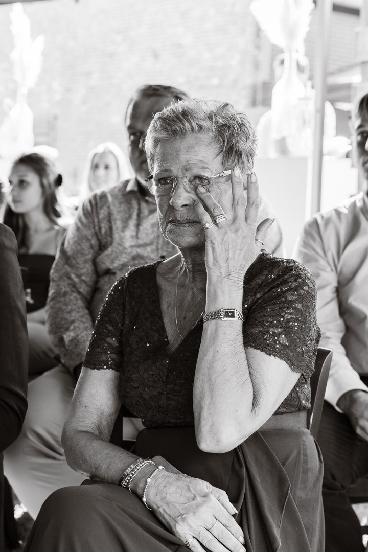 emotionele gast tijdens bruiloft ceremonie
