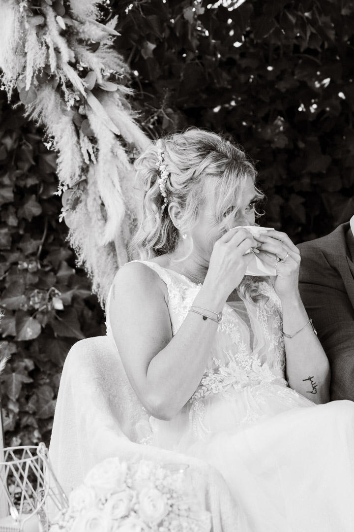 emotionele bruid tijdens ceremonie