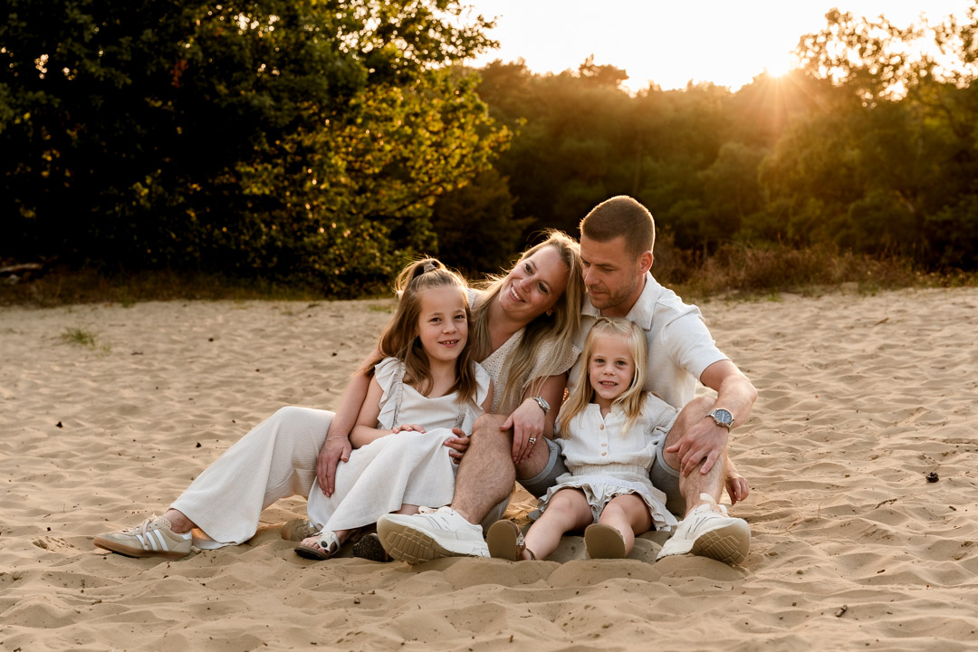 gezinsfotografie op de zandvlakte bij het bos