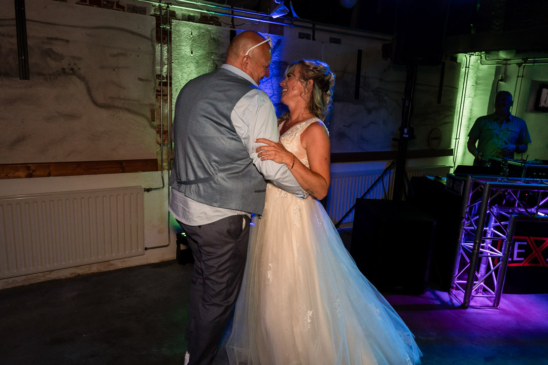 trouwfotografie van een dansend bruidspaar op het feest