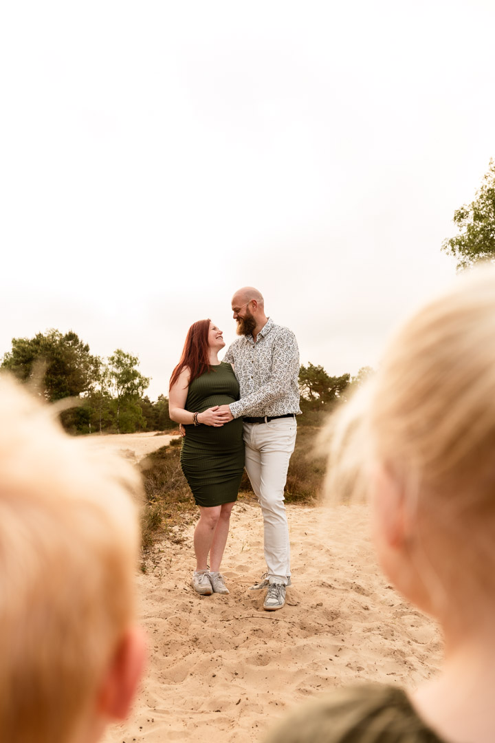 zwangerschapsfotografie romantische ouders vanaf het standpunt van de kinderen